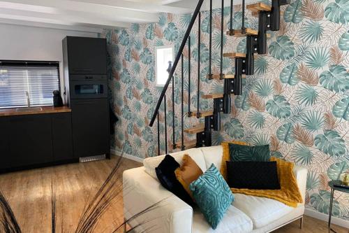 - un salon avec un canapé blanc et un escalier dans l'établissement Tiny House Experience Oud Beijerland, à Oud-Beijerland