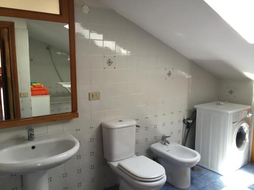 A bathroom at Giustina - appartamento spazioso e tranquillo - parcheggio privato per BICI e auto - su richiesta ammessi animali