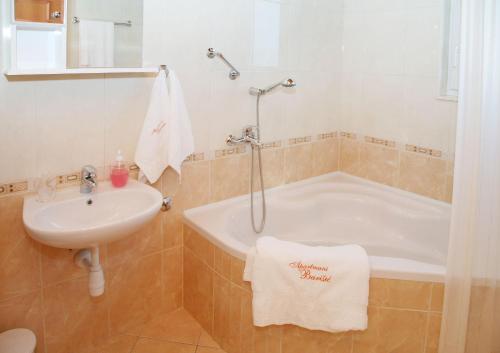 Gallery image of Apartments Barisic Hrvatskih Žrtava 404 Seget Vranjica in Trogir