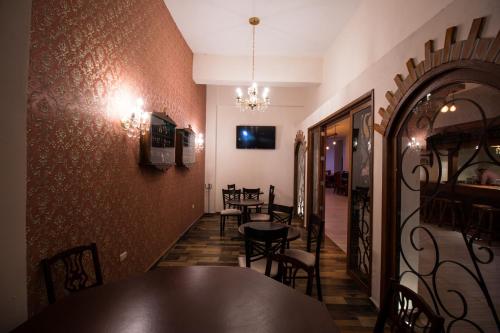 a dining room with a table and chairs at Hotel Santa Rosa in Cholula