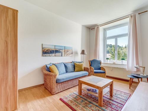 sala de estar con sofá y mesa en Appealing Villa with Garden in Borstendorf Germany, en Leubsdorf
