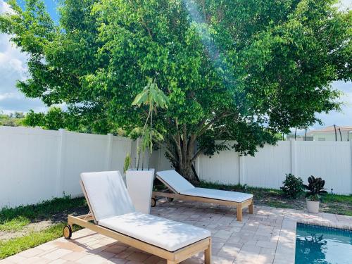 Bazén v ubytování Paradise Heated Pool Home Near IMG and Siesta Key Beach nebo v jeho okolí