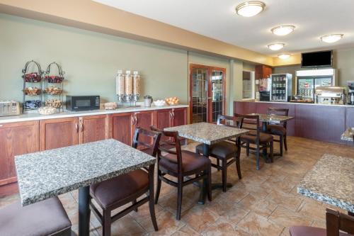 Η κουζίνα ή μικρή κουζίνα στο Super 8 by Wyndham Fort Saskatchewan