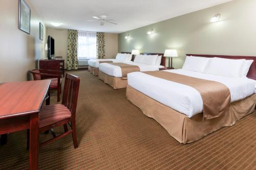 מיטה או מיטות בחדר ב-Super 8 by Wyndham Fort Saskatchewan