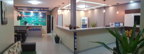 a lobby with a pool in the middle of a room at Pousada Maragolfinho in Maragogi