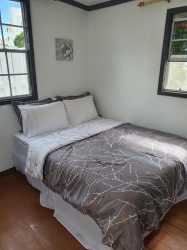 Llit o llits en una habitació de Devachan Apartments