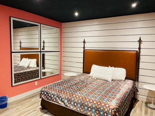 Кровать или кровати в номере Casa Valentine Inn - Los Angeles