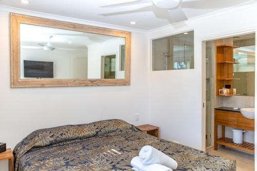 En eller flere senger på et rom på The Islander Noosa Resort