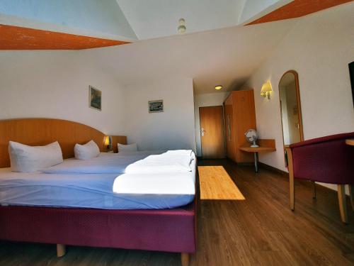 Un pat sau paturi într-o cameră la Hotel SunParc - SHUTTLE zum Europa-Park Rust 4km & Rulantica 2km