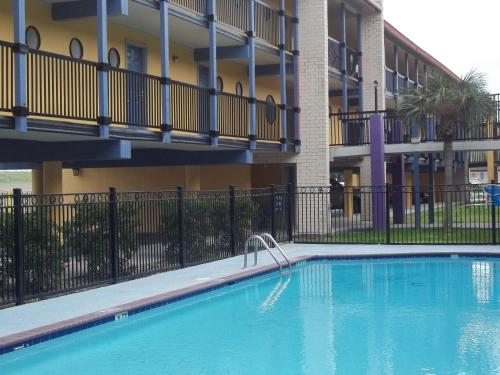 Kolam renang di atau dekat dengan Scottish Inns Galveston