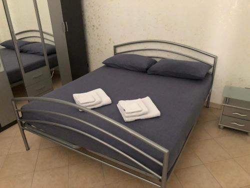 Una cama en una habitación con dos toallas. en Il rifugio di Vaaz, en Sammichele di Bari