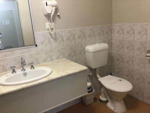 Un baño de Golden Palms Motor Inn