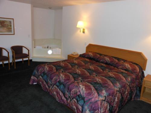 Postel nebo postele na pokoji v ubytování Economy Inn & Suites