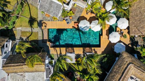 an overhead view of a swimming pool with palm trees at La Maison 20 Degrés Sud - Relais & Châteaux in Grand Baie