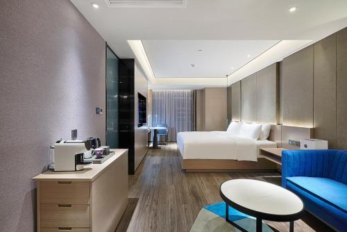 een hotelkamer met een bed en een bureau bij Mercure Yinchuan Xinhua in Yinchuan