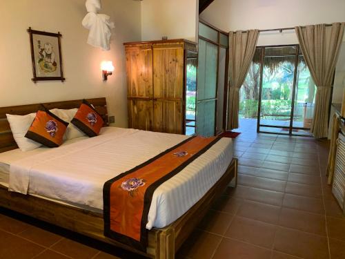 um quarto com uma cama grande num quarto em CucPhuong Resort em Ninh Binh