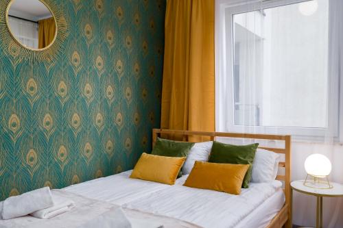 Łóżko w pokoju z oknem i lustrem w obiekcie Sleepway Apartments -Garbary 95-101D w Poznaniu