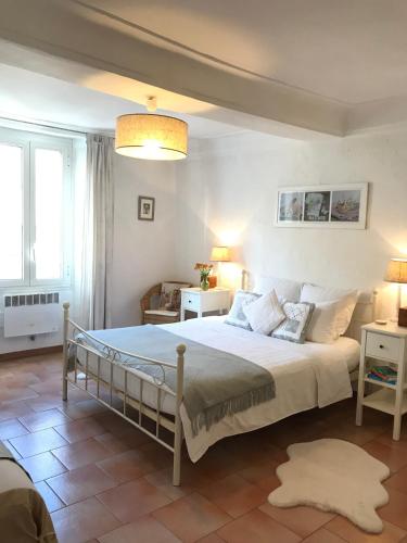une chambre avec un grand lit dans une pièce dans l'établissement Market, à Antibes