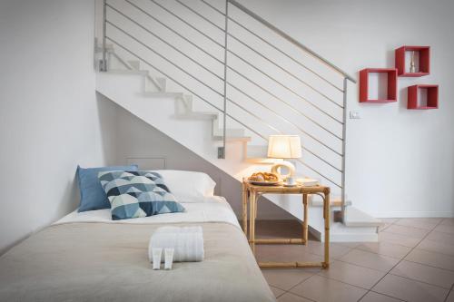 ein Schlafzimmer mit einem Bett und einer Treppe in der Unterkunft CASA NADIA - 3 minuti dall'ospedale in Negrar