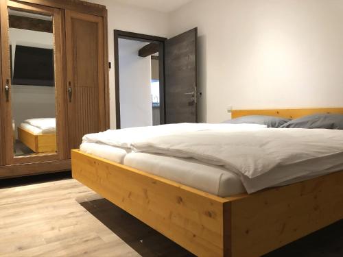 Tempat tidur dalam kamar di POSTRELAIS ARDENNES "Belle-Vue"