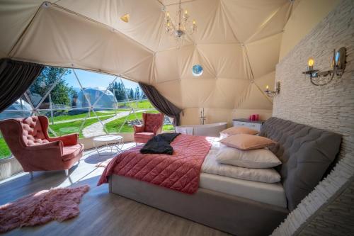 Гостиная зона в Mountain Glamp & Jacuzzi