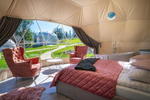 Гостиная зона в Mountain Glamp & Jacuzzi