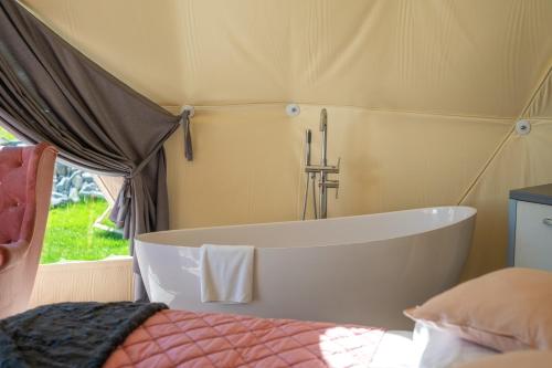 Кровать или кровати в номере Mountain Glamp & Jacuzzi