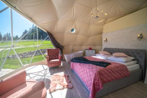 Кровать или кровати в номере Mountain Glamp & Jacuzzi