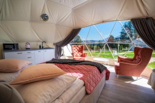 Гостиная зона в Mountain Glamp & Jacuzzi