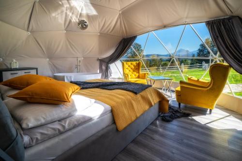 Гостиная зона в Mountain Glamp & Jacuzzi
