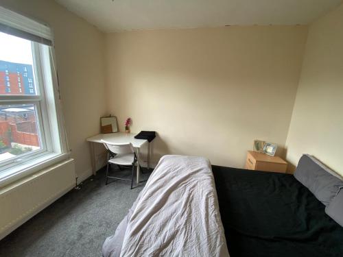 sypialnia z łóżkiem, biurkiem i oknem w obiekcie Radanks House - Fratton w mieście Portsmouth