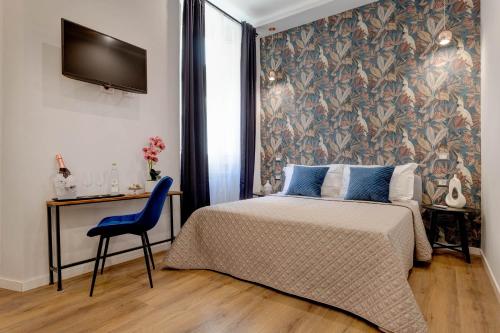 ein Schlafzimmer mit einem Bett und einem blauen Stuhl in der Unterkunft The Venue Sistina in Rom