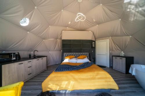 Кровать или кровати в номере Mountain Glamp & Jacuzzi