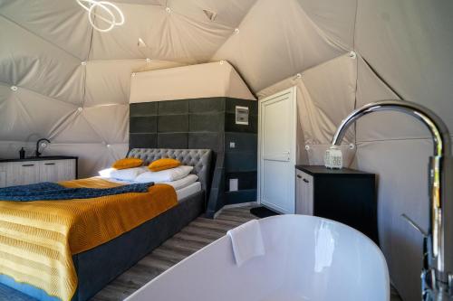 Кровать или кровати в номере Mountain Glamp & Jacuzzi