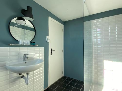 bagno con lavandino e specchio di Authentic Stays - 5p-apartment a Eijsden