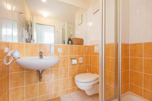 バーベにあるFamilienhotel Villa Sanoのバスルーム(トイレ、洗面台、シャワー付)