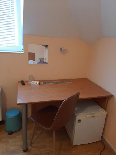 a desk with a chair in a room at Guest House Diel in Veliko Tŭrnovo