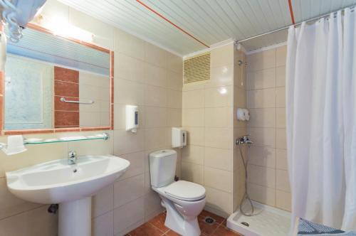 Een badkamer bij Kokkari Beach Hotel