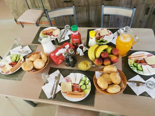 - une table avec des assiettes de nourriture et des fruits dans l'établissement DNT HOUSE & Spa, à Cîrcea