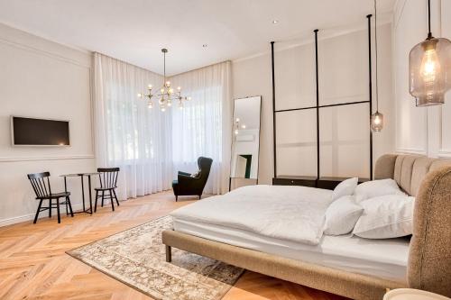 um quarto com uma cama grande e uma sala de jantar em Apartman Otokar em Osijek