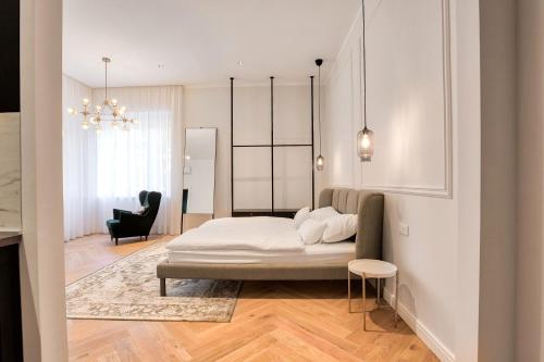 um quarto com uma cama e uma cadeira em Apartman Otokar em Osijek