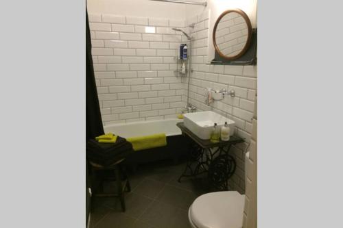 Kylpyhuone majoituspaikassa Przemysl stylish apartment