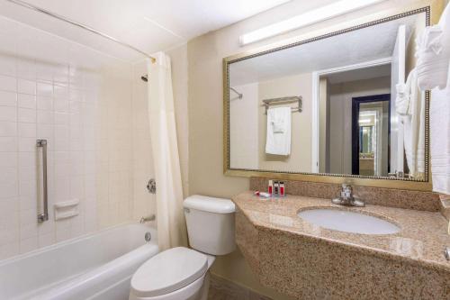 Days Inn and Suites by Wyndham Hammond, IN tesisinde bir banyo