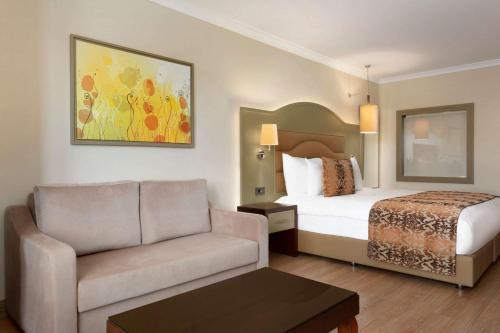 Postel nebo postele na pokoji v ubytování Ramada Resort Kazdağlari Thermal & Spa