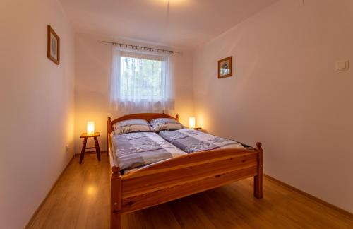 מיטה או מיטות בחדר ב-Agroturystyka-Wislocka