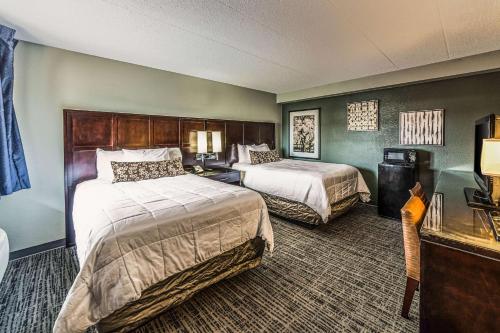 um quarto de hotel com duas camas num quarto em Rodeway Inn Conference Center Montgomeryville em Montgomeryville