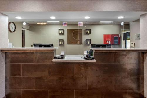 The lobby or reception area at Comfort Inn Near Greenfield Village