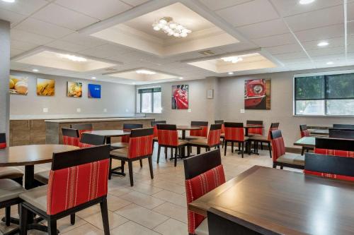 Khu vực ghế ngồi tại Comfort Inn Near Greenfield Village