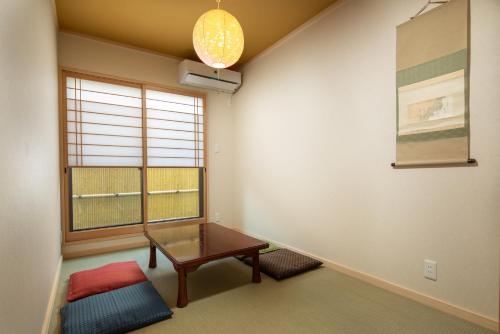 salon ze stołem i oknem w obiekcie Connect inn Kujo-Kawaramachi w mieście Kioto