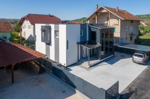 an aerial view of a house with a parking lot at Hazam Apartmani in Sanski most